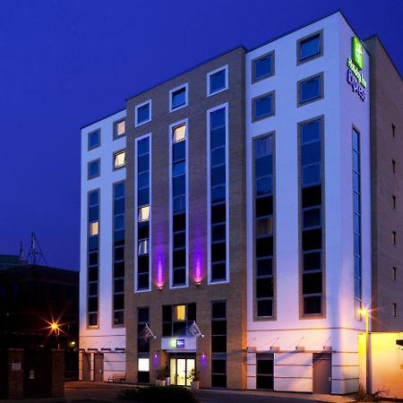 Holiday Inn Express London - Watford Junction By Ihg Exterior photo