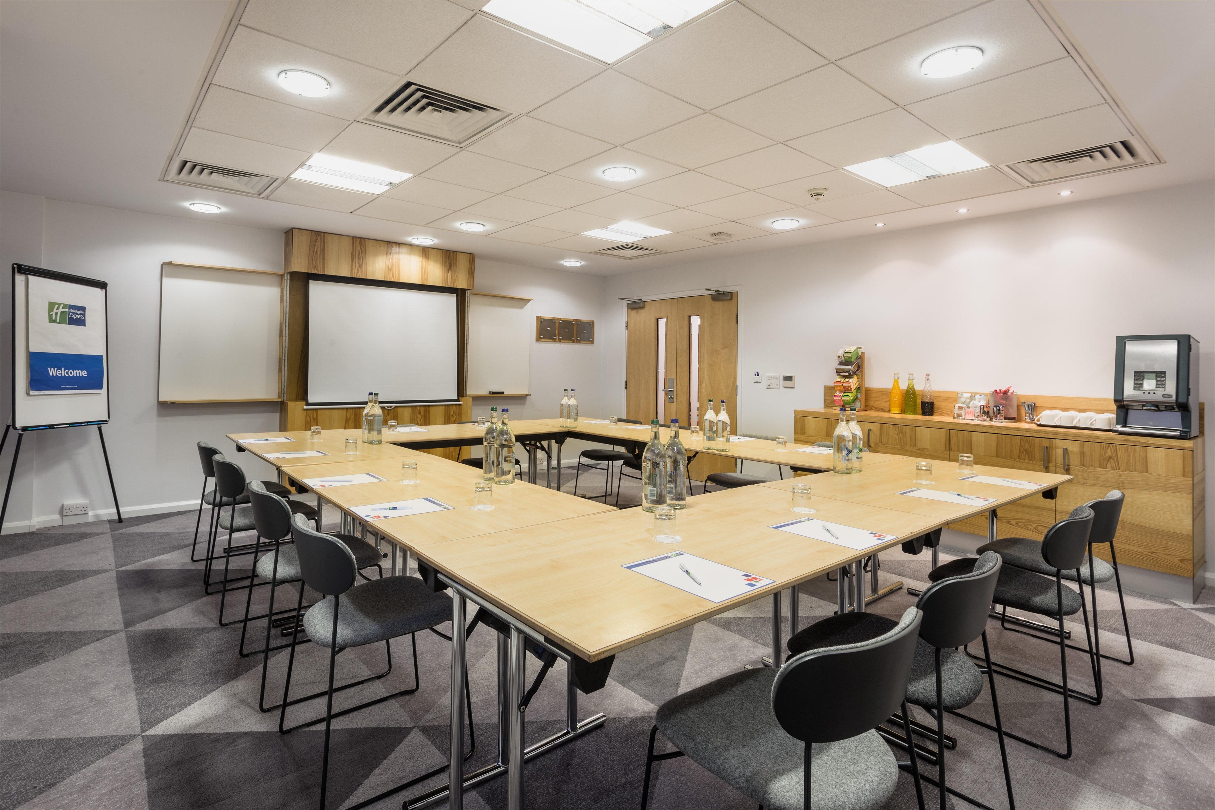 Holiday Inn Express London - Watford Junction By Ihg Exterior photo