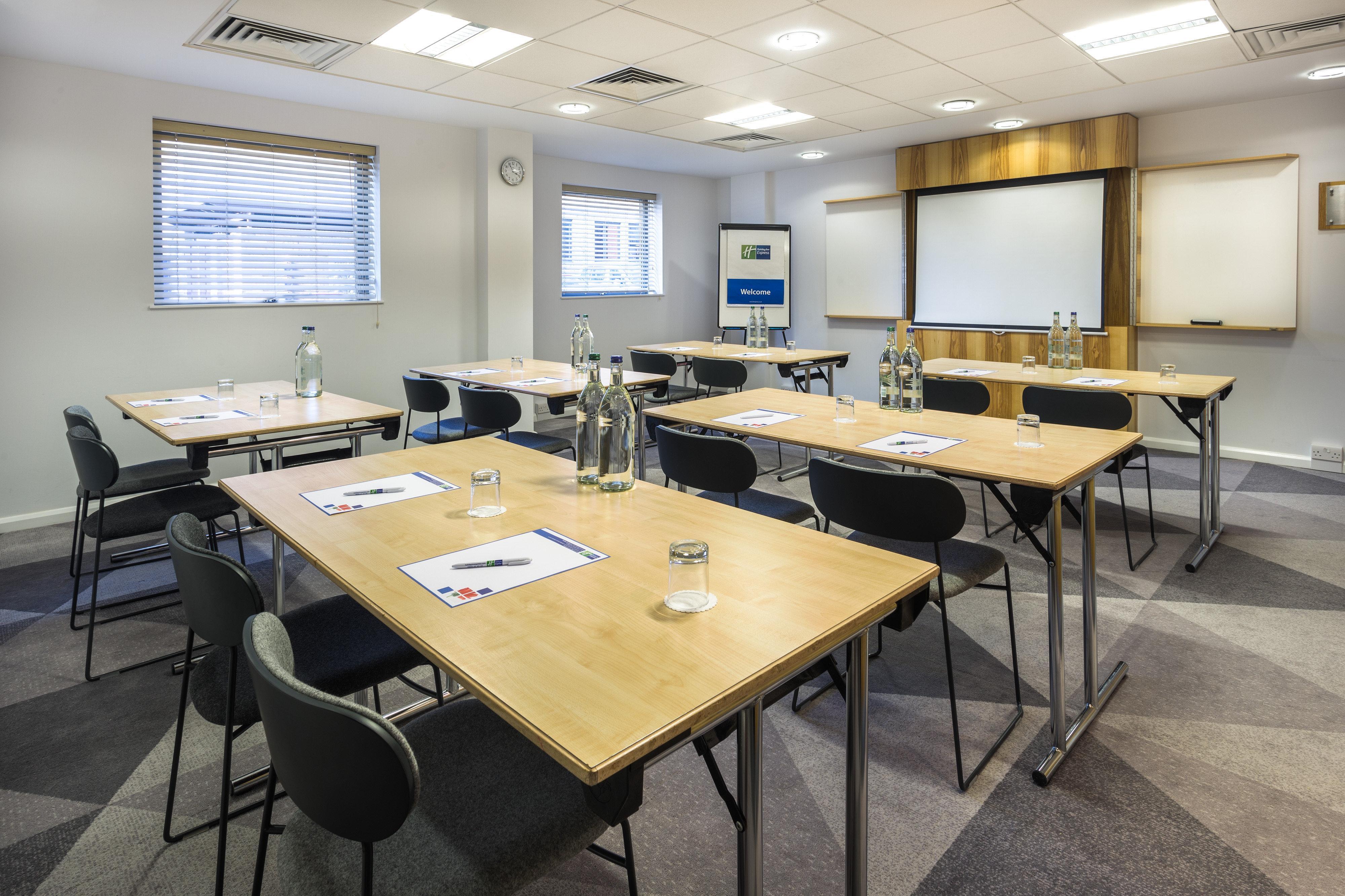 Holiday Inn Express London - Watford Junction By Ihg Exterior photo