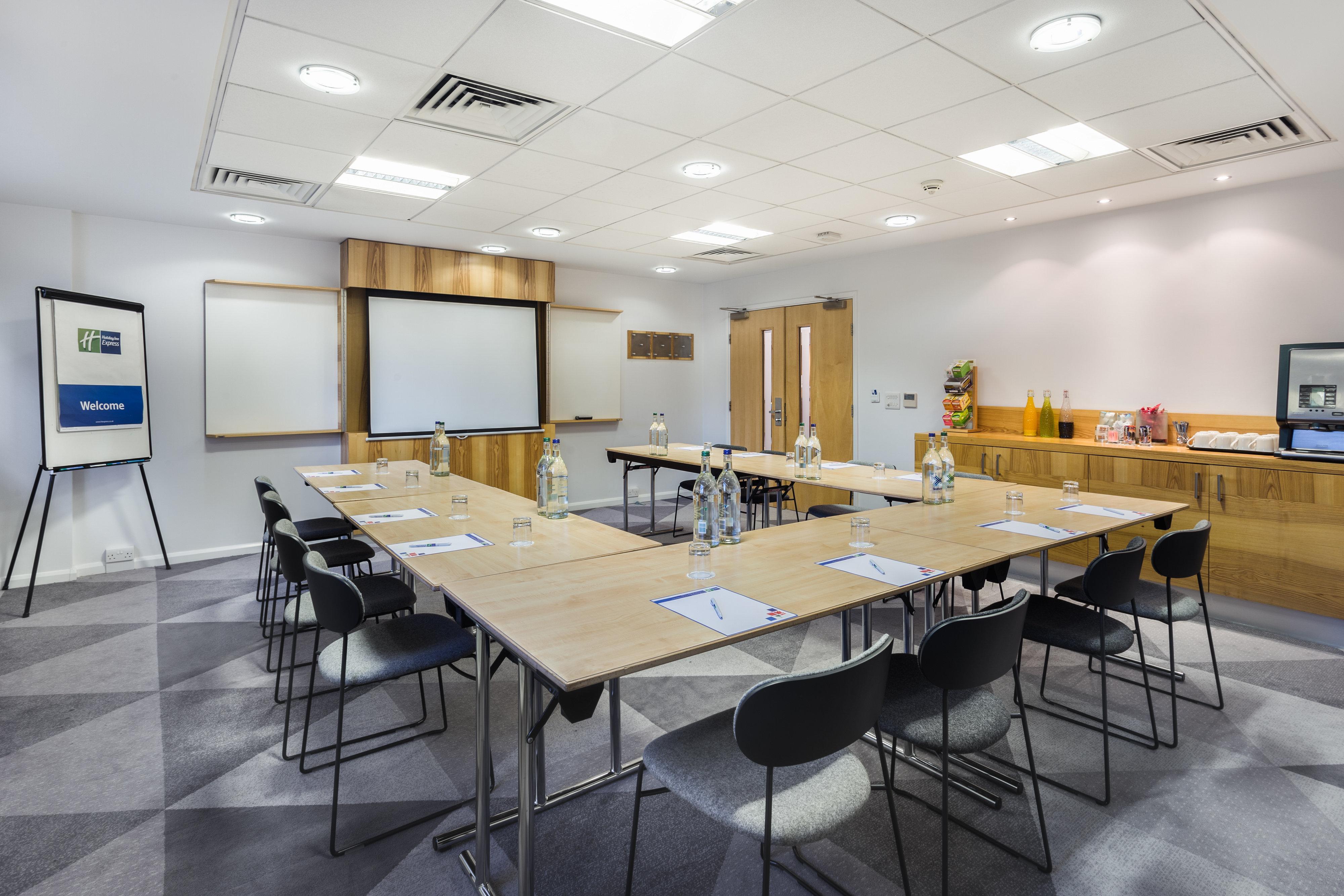 Holiday Inn Express London - Watford Junction By Ihg Exterior photo