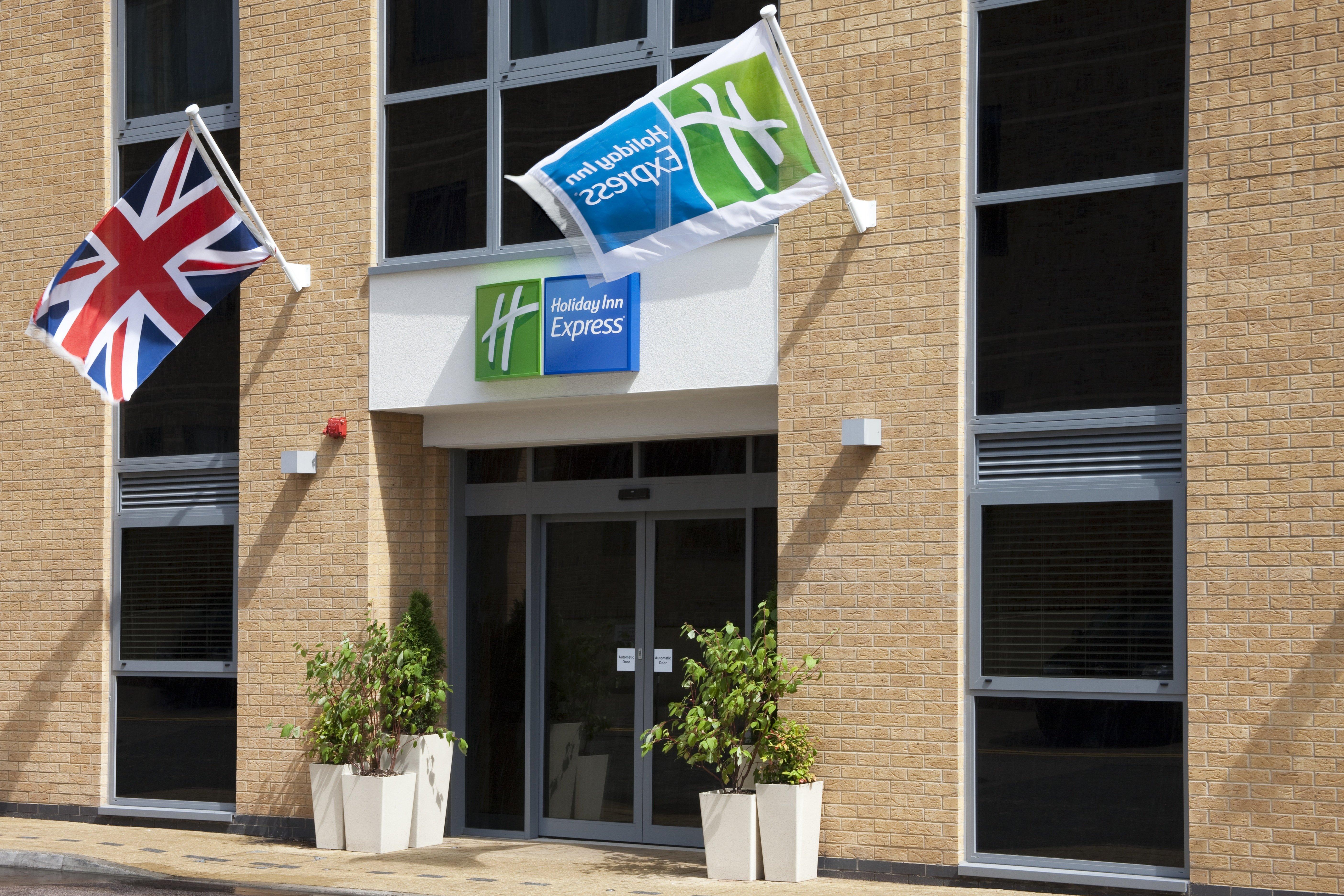 Holiday Inn Express London - Watford Junction By Ihg Exterior photo