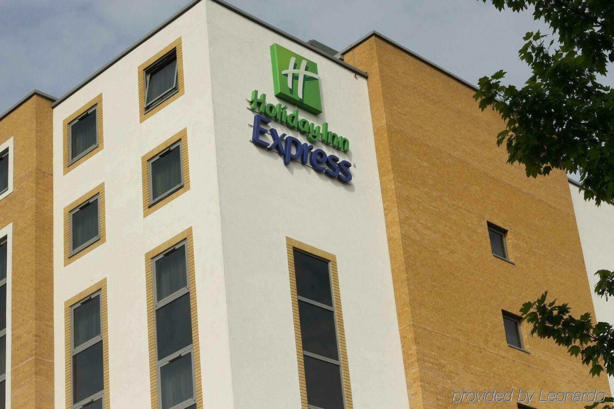 Holiday Inn Express London - Watford Junction By Ihg Exterior photo