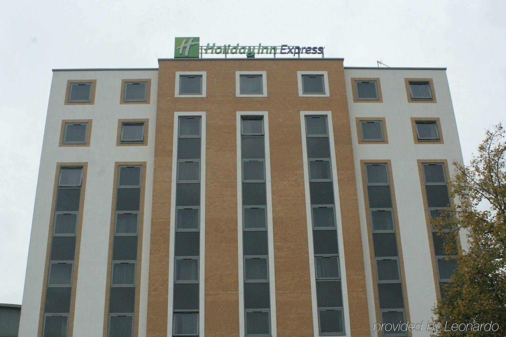 Holiday Inn Express London - Watford Junction By Ihg Exterior photo
